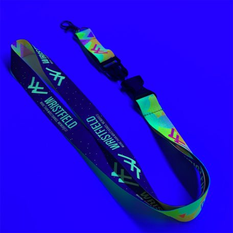 Șnur satinat pentru gât, personalizat 20x900mm - cu imprimare FLUO - cu carabină și cataramă de siguranță